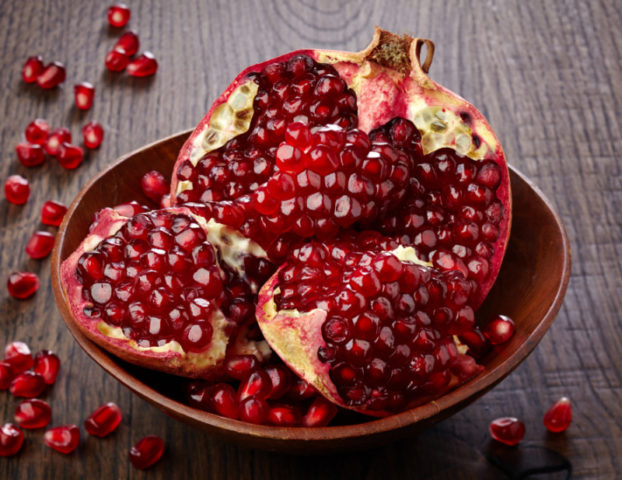 Adakah mungkin memakan buah delima dengan biji: bagaimana ia dimakan,  faedah dan kemudaratan kepada tubuh